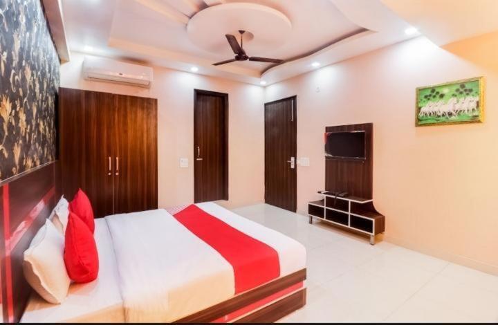 Hotel Oyo Red Leaf Residency Near Palam Metro Station