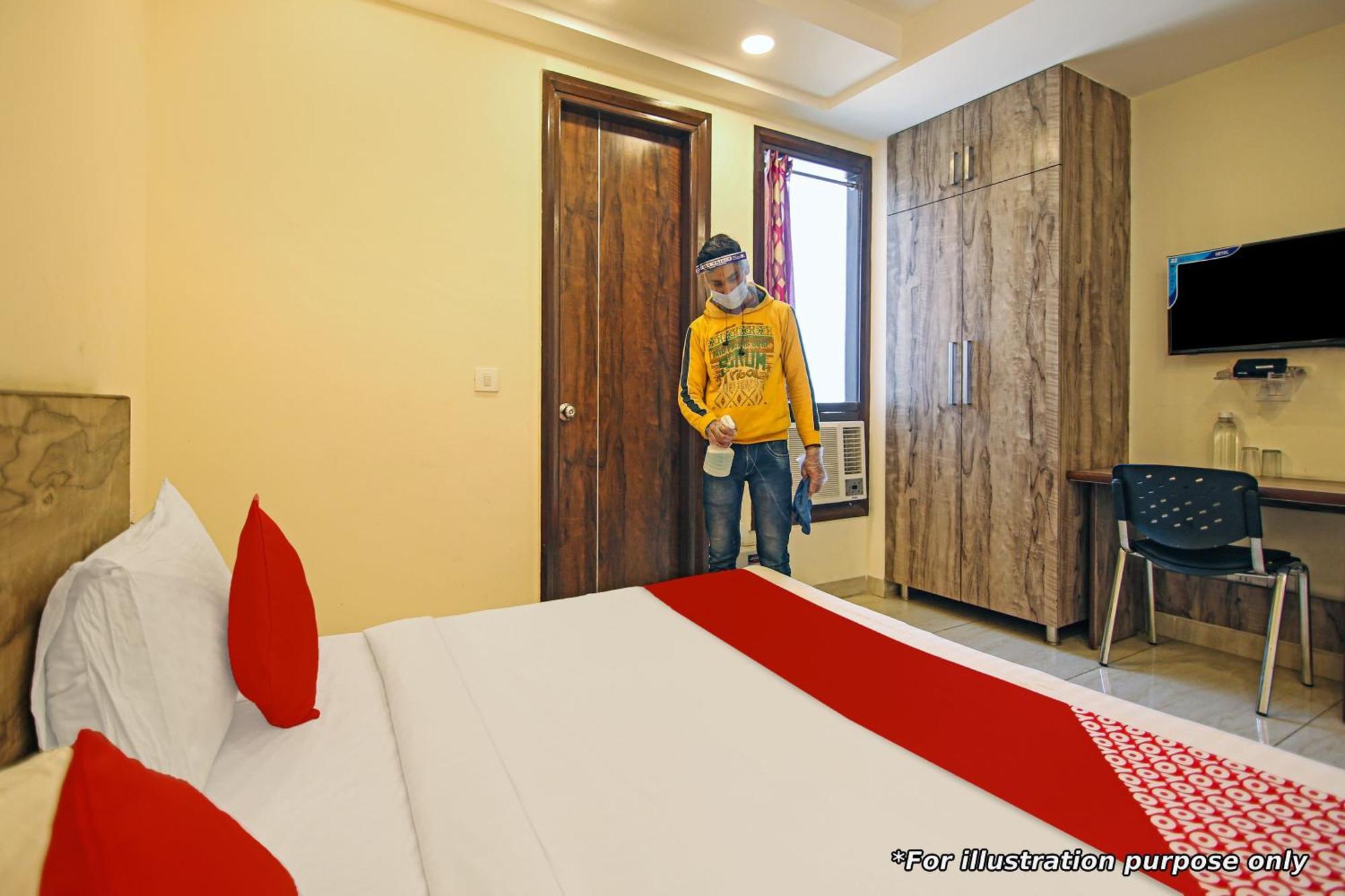 Hotel Oyo Red Leaf Residency Near Palam Metro Station 3*