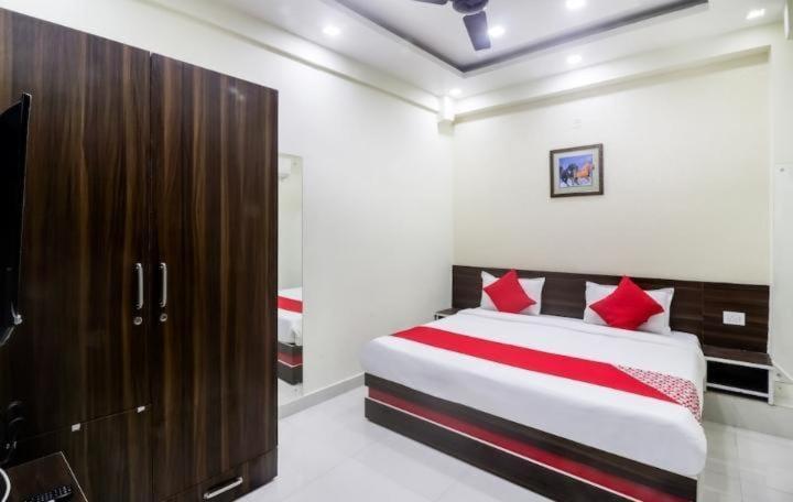 Oyo Red Leaf Residency Near Palam Metro Station New Delhi